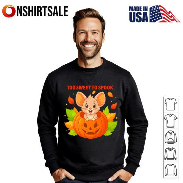 Mouse in pumpkin too sweet to spook Halloween T-Shirt